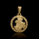 Colgante San Jorge detallado de 20 mm bañado en oro de 18 quilates