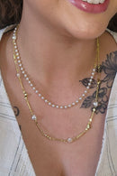 Colar Duplo com Corrente de Pérola e Mini Corações Dourados Banhado em Ouro 18k