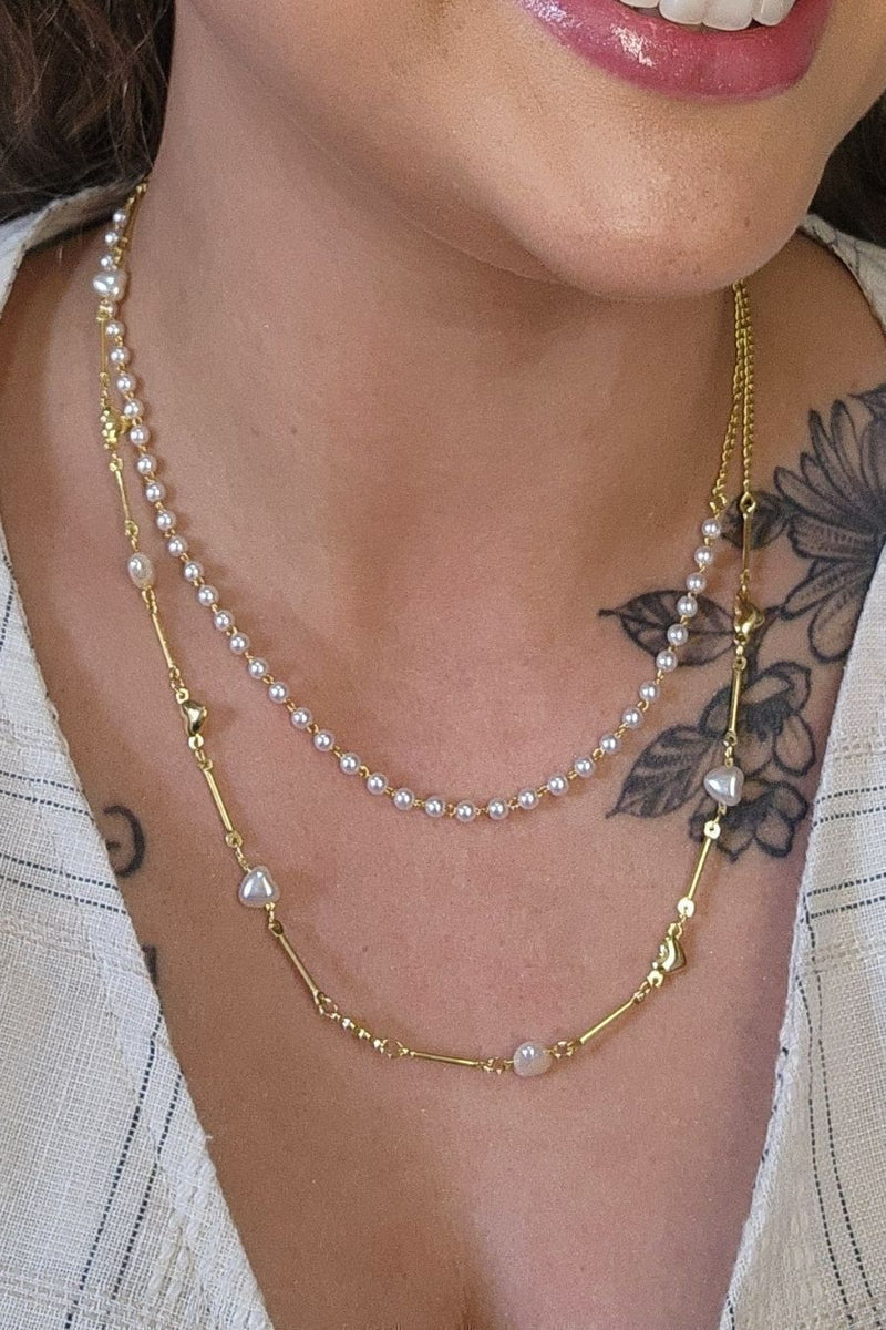 Colar Duplo com Corrente de Pérola e Mini Corações Dourados Banhado em Ouro 18k