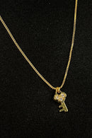 Colar com Pingente Pequeno de Chave Banhado em Ouro 18k