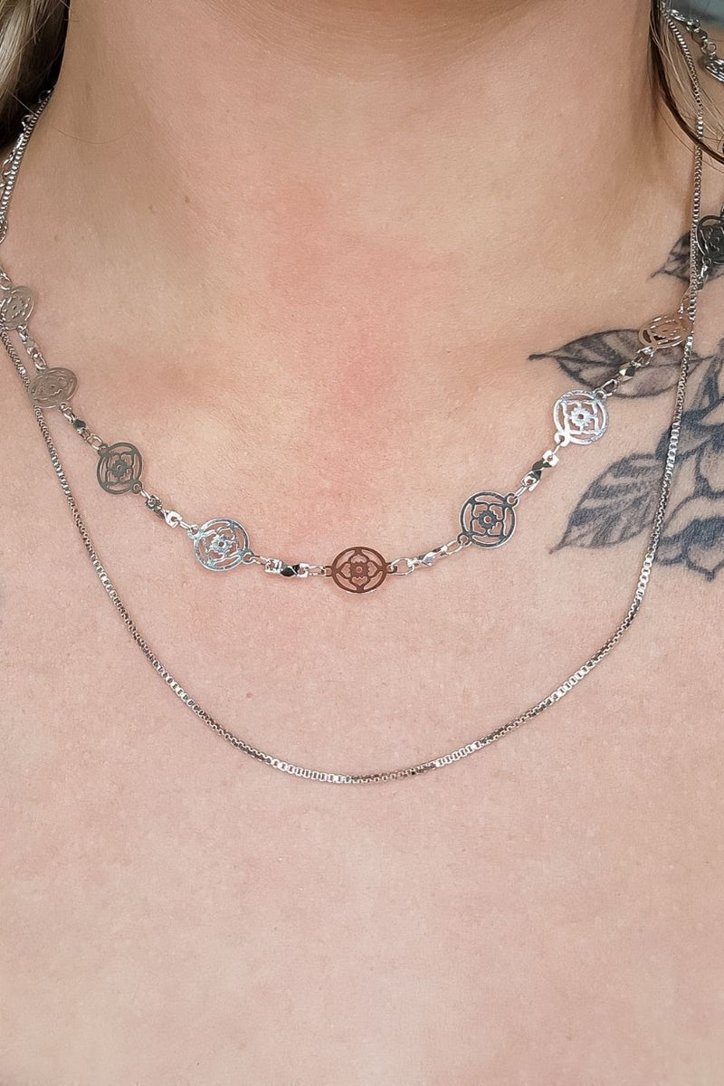 Colar com Corrente com Mini Flores Banhado em Ródio Branco