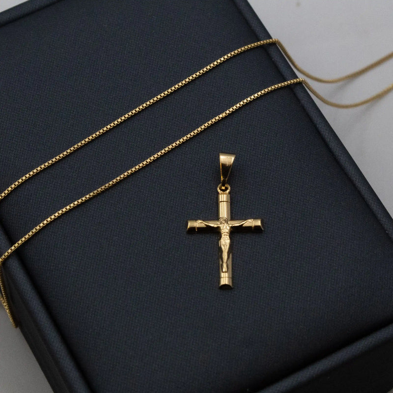 Colgante de cruz con Jesús bañado en oro de 18 quilates