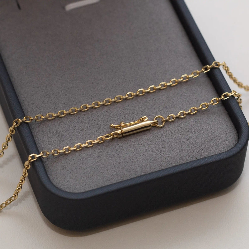 Corrente Cartier Cadeado 2,5mm com pingente Crucifixo Enrolado Banhado a Ouro 18k