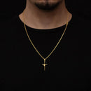 Cadena con candado Cartier de 2,5 mm con colgante de crucifijo rizado, chapada en oro de 18 quilates.