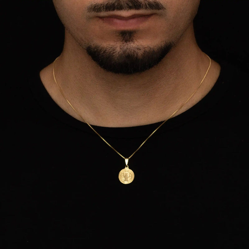 Colgante de San Benito 15 mm x 15 mm chapado en oro de 18 k