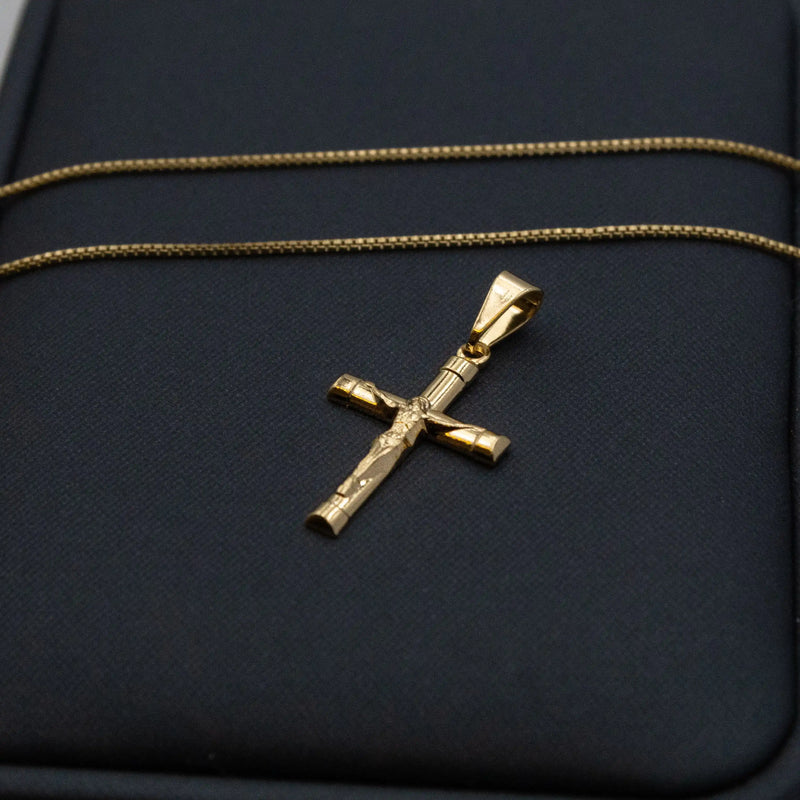 Colgante de cruz con Jesús bañado en oro de 18 quilates