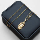 Cadena larga Cartier de 2 mm con colgante de Jesucristo bañada en oro de 18 quilates