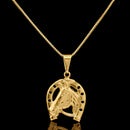 Cadena veneciana con mini colgante de herradura bañada en oro de 18 quilates
