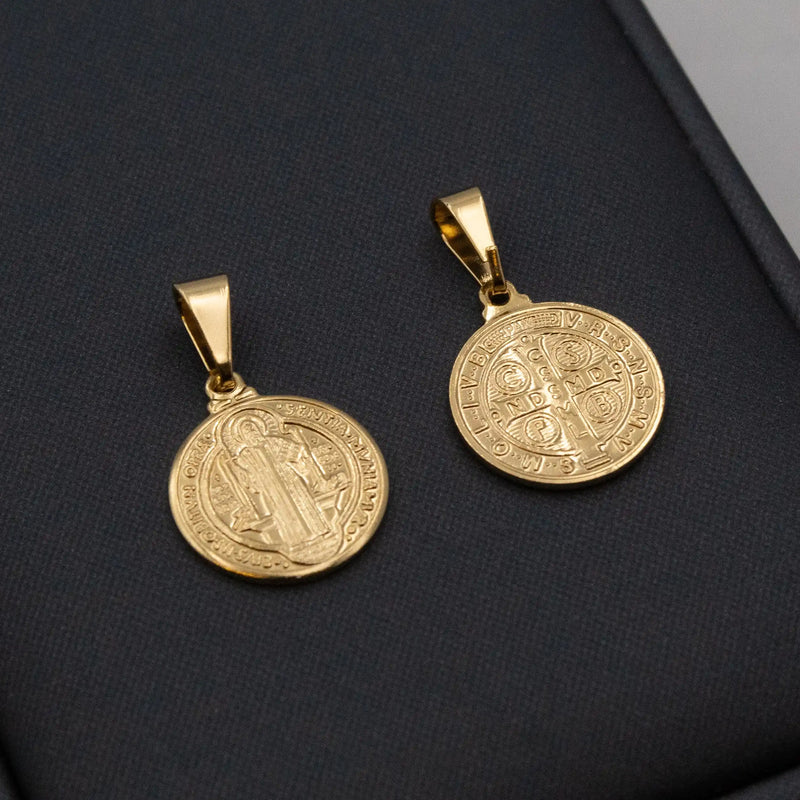 Colgante de San Benito 15 mm x 15 mm chapado en oro de 18 k