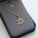 Cadena larga Cartier de 2 mm con colgante de estrella de David bañada en oro de 18 quilates