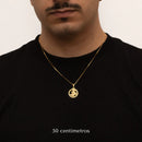 Colgante San Jorge detallado de 20 mm bañado en oro de 18 quilates