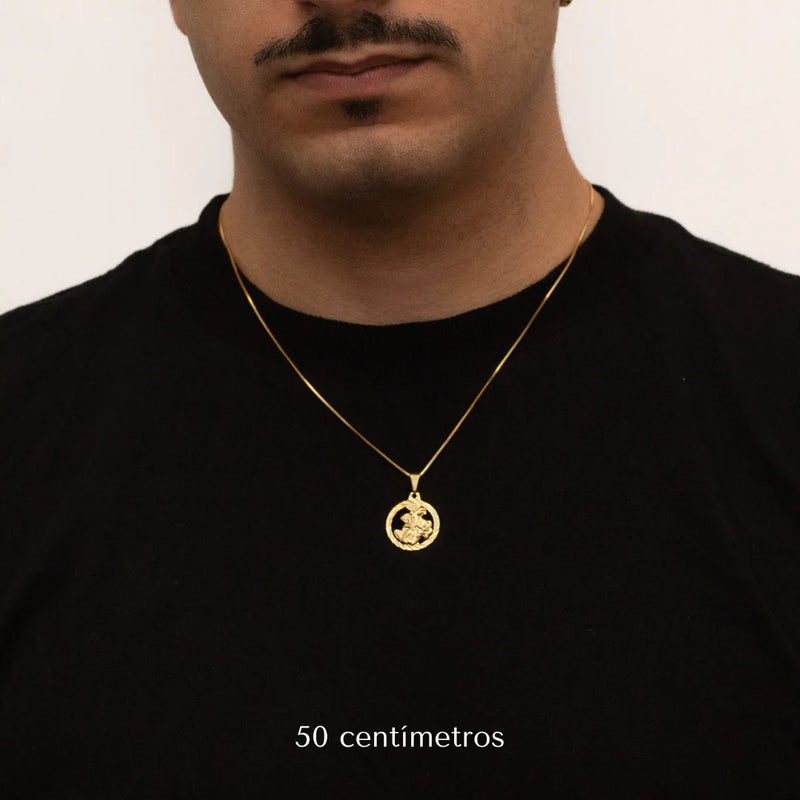 Colgante San Jorge detallado de 20 mm bañado en oro de 18 quilates