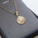 Cadena larga Cartier de 2 mm con colgante de Medusa bañada en oro de 18 quilates