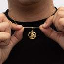 Colgante San Jorge detallado de 20 mm bañado en oro de 18 quilates