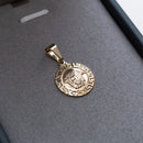 Cadena larga Cartier de 2 mm con colgante de Medusa bañada en oro de 18 quilates