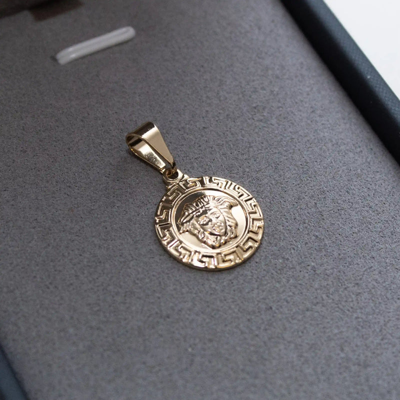Corrente Cartier long 2mm com pingente Medusa Banhado a Ouro 18k