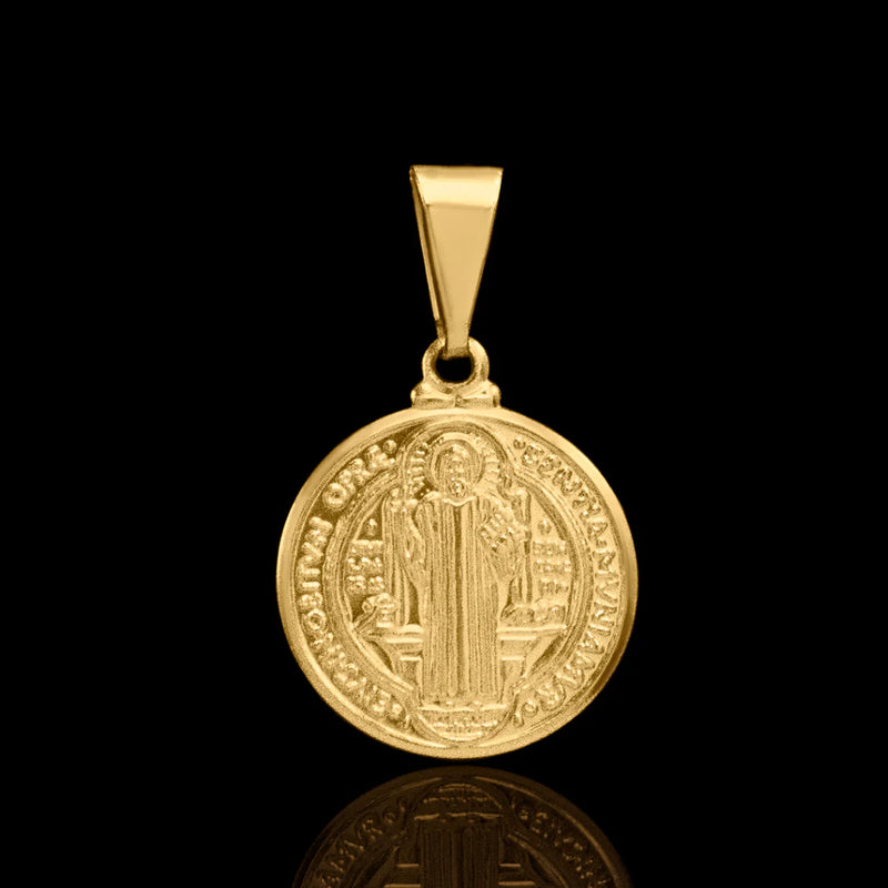 Colgante de San Benito 15 mm x 15 mm chapado en oro de 18 k